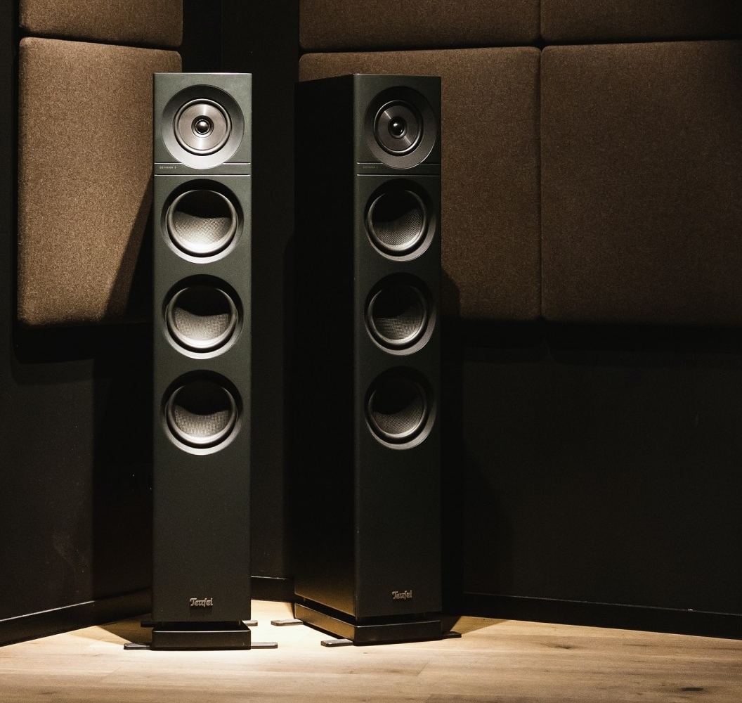 Floor speakers
